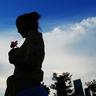 女生巧用甲油胶去除玻璃纤维